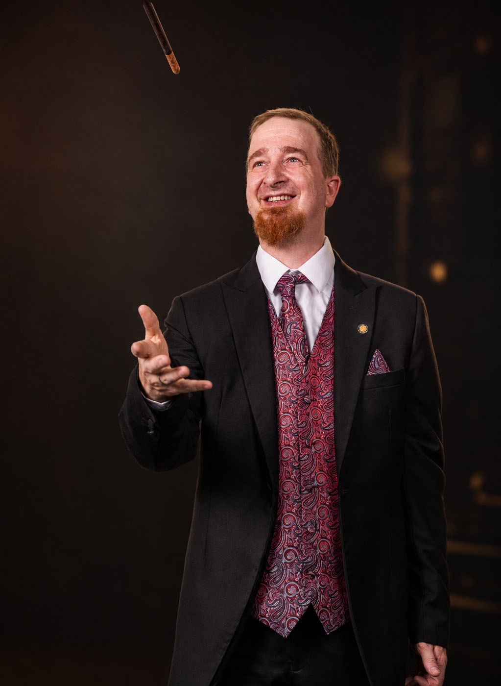Gregory Diamond, professioneller Zauberer aus Wien im eleganten Outfit auf der Bühne.
